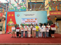 Ban giám hiệu Nhà trường và các bậc CMHS trao quà cho đại diện các lớp đạt giải