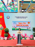 Cô Phương Thị Thìn - Hiệu trưởng Trường tiểu học Trần Phú phát biểu khai mạc chương trình