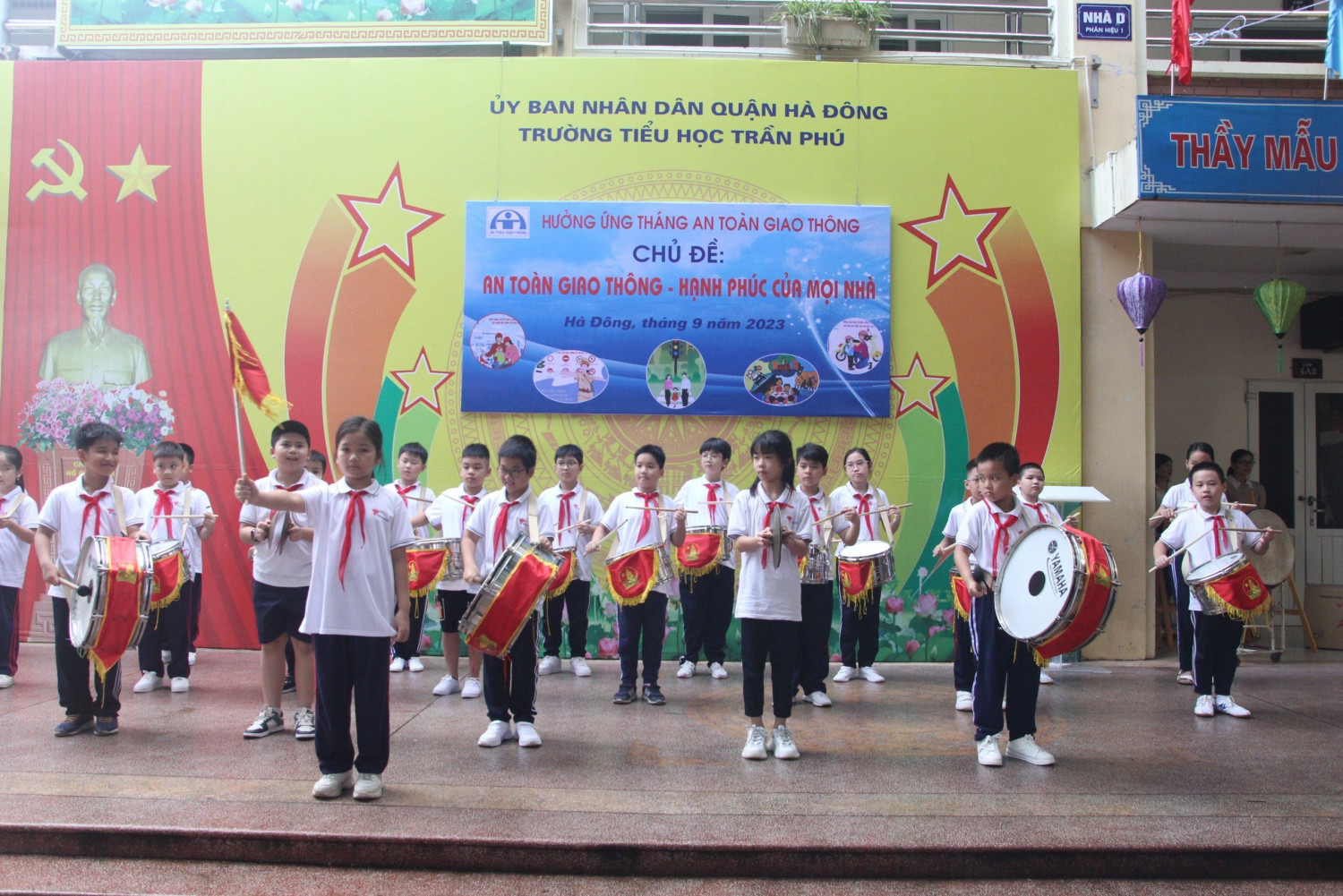 Trường tiểu học Trần Phú hưởng ứng tháng An toàn giao thông