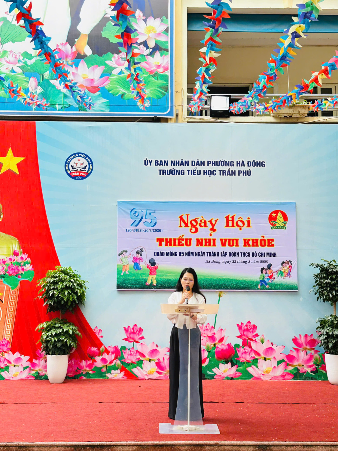 Cô Phương Thị Thìn - Hiệu trưởng Trường tiểu học Trần Phú phát biểu khai mạc chương trình